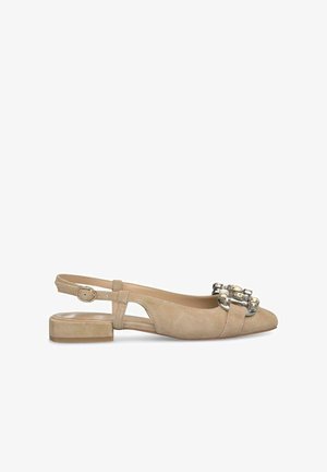 Scarpa slingback in suede beige con punta quadrata, tacco piatto e un cluster decorativo di gemme sul davanti. Include cinturino regolabile.