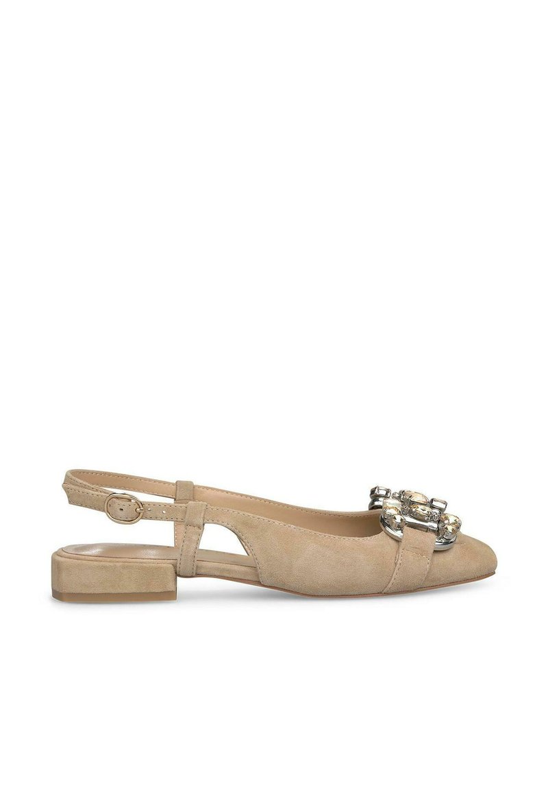 Scarpa slingback in suede beige con punta quadrata, tacco piatto e un cluster decorativo di gemme sul davanti. Include cinturino regolabile.