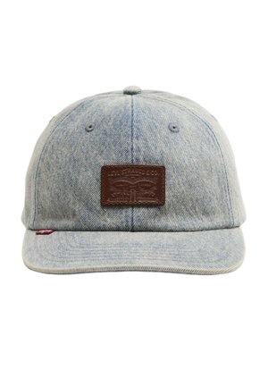 Lyseblå denim baseballkasket med en brun læderlap med præget mærkning på fronten.