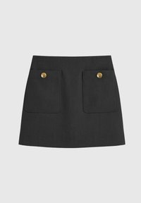 Jupe noire courte avec deux poches plaquées à l'avant, chacune fermée par un seul bouton doré.