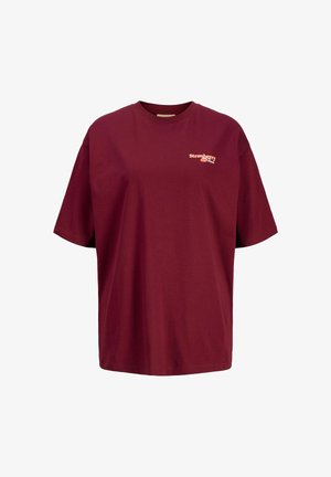 Bordeaux oversized t-shirt van katoen, met een klein grafisch "Strawberry" logo in oranje op de linkerborst. Korte mouwen.