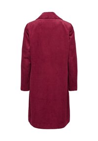 Abrigo de pana burdeos con cuello, mangas largas y un corte recto moderno. Presenta un patrón acanalado texturizado en toda su superficie.