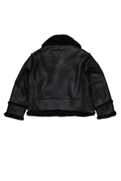 Jaqueta cropped de couro preto com gola e punhos de pelagem suave. Textura lisa com costuras visíveis e um design simples e clássico.
