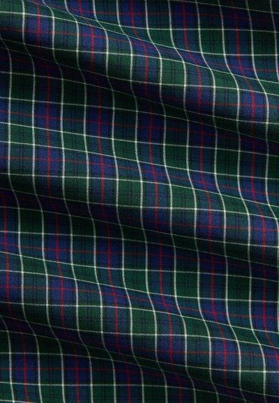 Tela de algodón con un patrón de cuadros a cuadros en verde, azul marino y rojo, con líneas blancas prominentes que forman una cuadrícula, creando una apariencia texturizada.