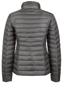 Chaqueta de plumas gris con secciones acolchadas horizontales, cuello alto y mangas largas. El material parece suave y aislante.