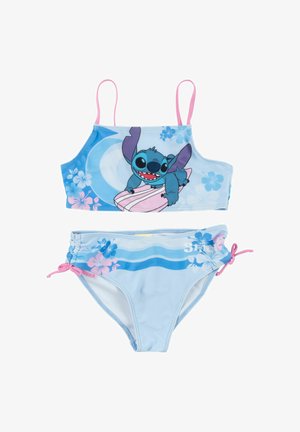 Costume da bagno a due pezzi per ragazze con crop top blu chiaro decorato con grafica di Stitch, spalline rosa e slip coordinati con motivi floreali e onde.