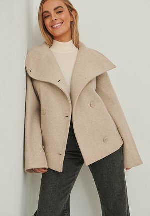 NA-KD Halflange jas - light beige