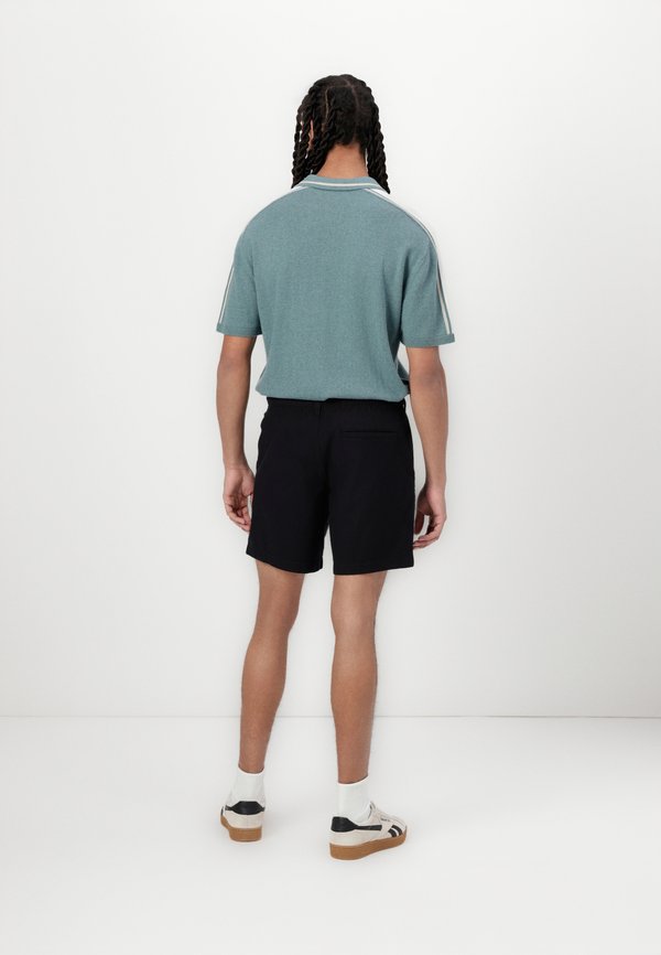 FLEX WAIST ABOVE THE KNEE - Shorts4