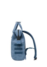 Blaue, weich strukturierte Tasche mit rechteckiger Form, ausgestattet mit einem Reißverschluss, verstellbaren Trägern und drei horizontalen Schlaufen auf der Vorderseite.