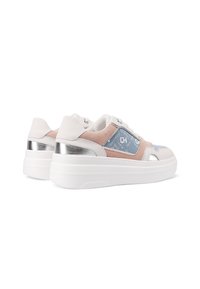 Sneaker platform con una base in pelle bianca, accenti in suede rosa e pannelli in denim blu, con dettagli riflettenti argento nel tallone.