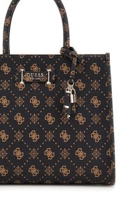Borsa nera con una superficie texture caratterizzata da un motivo logo in marrone su tutta la superficie. Include hardware in argento e un lucchetto decorativo.