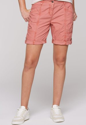MIT TURN-UP-SAUM - Shorts - beachy red