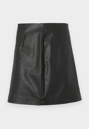 Melna mākslīgās ādas A-silueta mini svārki ar priekšējo šuvju detaļām uz balta fona.