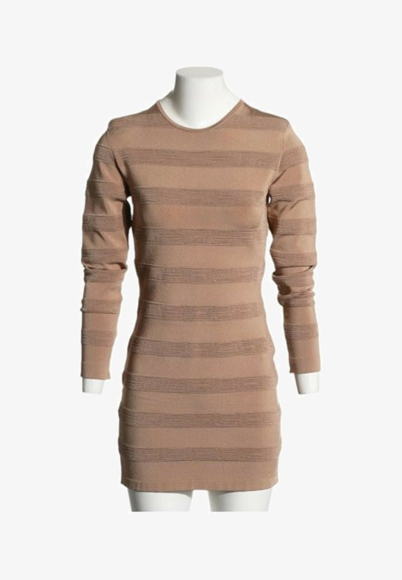 Robe en maille beige à manches longues avec des rayures horizontales texturées, silhouette cintrée et encolure ronde, présentée sur un mannequin blanc.