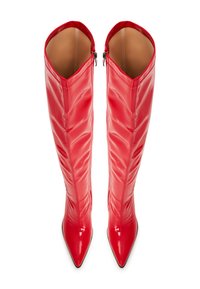 Botas rojas hasta la rodilla con una textura brillante y acolchada, punta afilada y tacón negro; cuentan con cremalleras laterales para facilitar su uso.