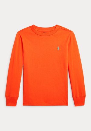 Hell oranges Langarmshirt mit Rundhalsausschnitt und kleinem türkisfarbenem Sticklogo auf der oberen linken Brust, schlichtes Design.