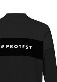 Schwarzes Langarmoberteil mit hohem Kragen, das ein horizontales schwarzes Band mit dem Wort "PROTEST" in weißen Buchstaben über der Brust zeigt.