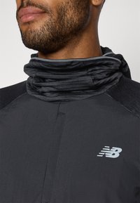 New Balance GRID BALACLAVA HOODIE - Pikkade varrukatega topp - black