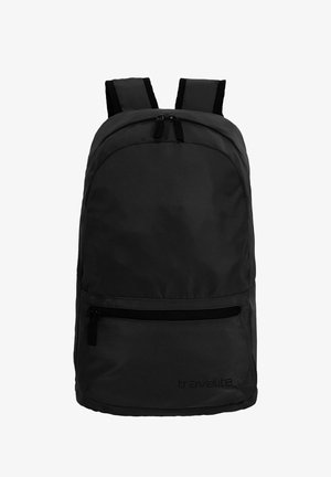 Zwarte stoffen rugzak met verstelbare banden, een hoofdvak met rits en een voorvak met rits. Kenmerkt zich door een eenvoudige, gladde textuur.