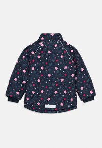 Veste bleu marine foncé avec un motif d'étoiles en rose, rouge et blanc. Tissu texturé avec un col montant et des poignets élastiques, accents réfléchissants.