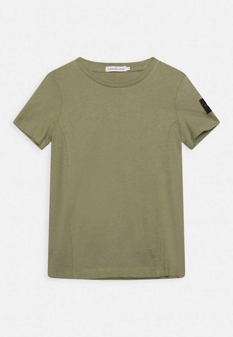 T-shirt a maniche corte di colore verde oliva, realizzato in tessuto morbido, con colletto rotondo e una piccola etichetta nera su una manica.
