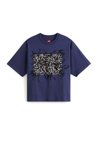 Tiefblaues Baumwoll-T-Shirt mit kurzen Ärmeln, das ein zentrales abstraktes Motiv in Schwarz und Beige zeigt, eingefasst in einem strukturierten Rand.