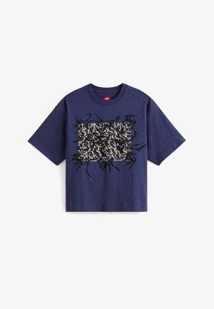 Dark blue puuvillane t-särk lühikeste varrukatega, millel on keskel must ja beež abstraktne graafika, mis on raamitud tekstureeritud äärega.