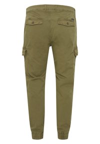Olivgrüne Cargo-Hose mit elastischen Bündchen, die über zwei Gesäßtaschen und Seitentaschen verfügt. Hergestellt aus weichem, strapazierfähigem Material.