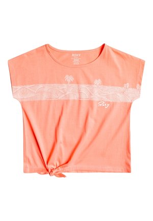 Koralfarvet cropped T-shirt med knude nederst, hvidt abstrakt bølgemønster og palmemønster på brystet og "Roxy"-logo foran.
