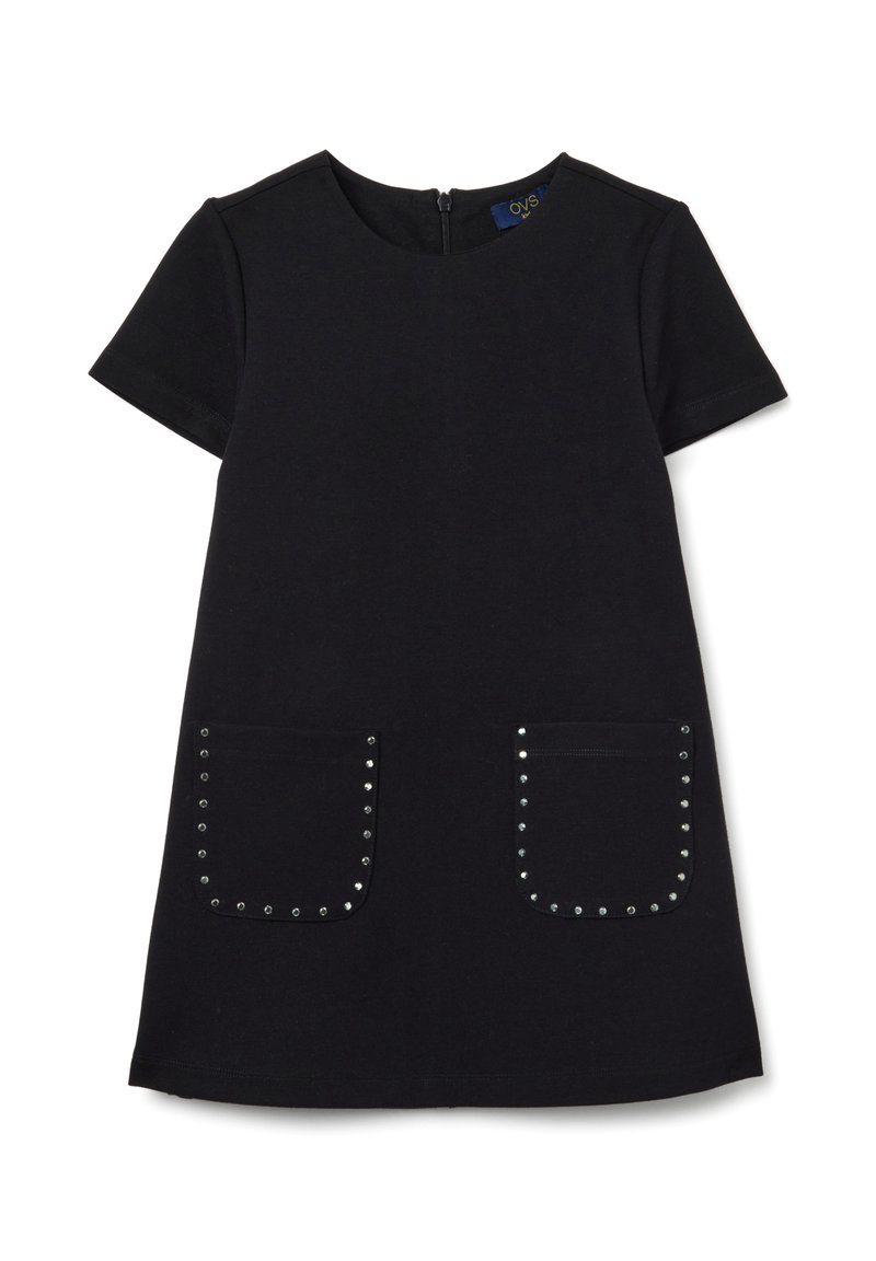Robe noire à manches courtes et col rond, dotée de deux poches avant ornées de clous en argent. Fermeture éclair au dos, tissu au toucher lisse.
