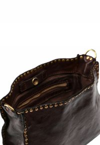 Borsa in pelle marrone con borchie dorate lungo il bordo, dotata di tasche con zip all'interno e chiusura a scatto. Texture liscia e forma arrotondata.