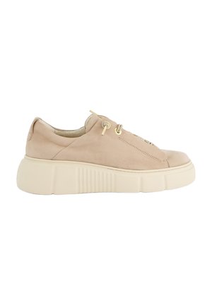 Sneaker in pelle beige con suola spessa color crema, punta rotonda e cuciture sottili. Presenta lacci intrecciati e un design piatto.
