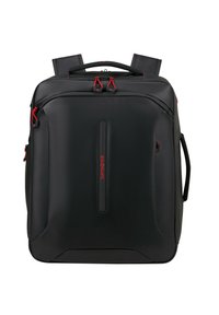Mochila negra con una superficie lisa y texturizada, que cuenta con acentos de cremallera rojos, correas ajustables y un asa en la parte superior para opciones de transporte versátiles.