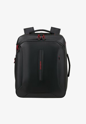 Sac à dos noir avec une surface lisse et texturée, doté d'accents zippés rouges, de bretelles ajustables et d'une poignée supérieure pour diverses options de transport.