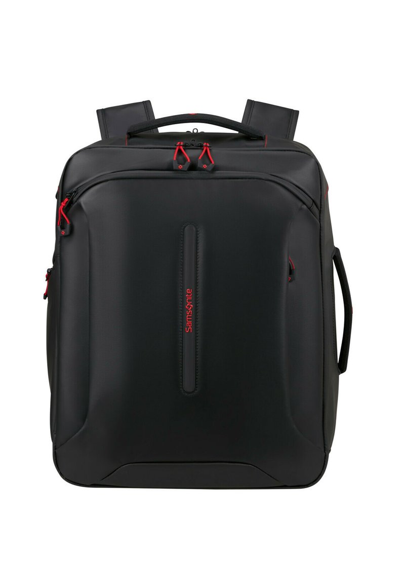 Mochila negra con una superficie lisa y texturizada, que cuenta con acentos de cremallera rojos, correas ajustables y un asa en la parte superior para opciones de transporte versátiles.