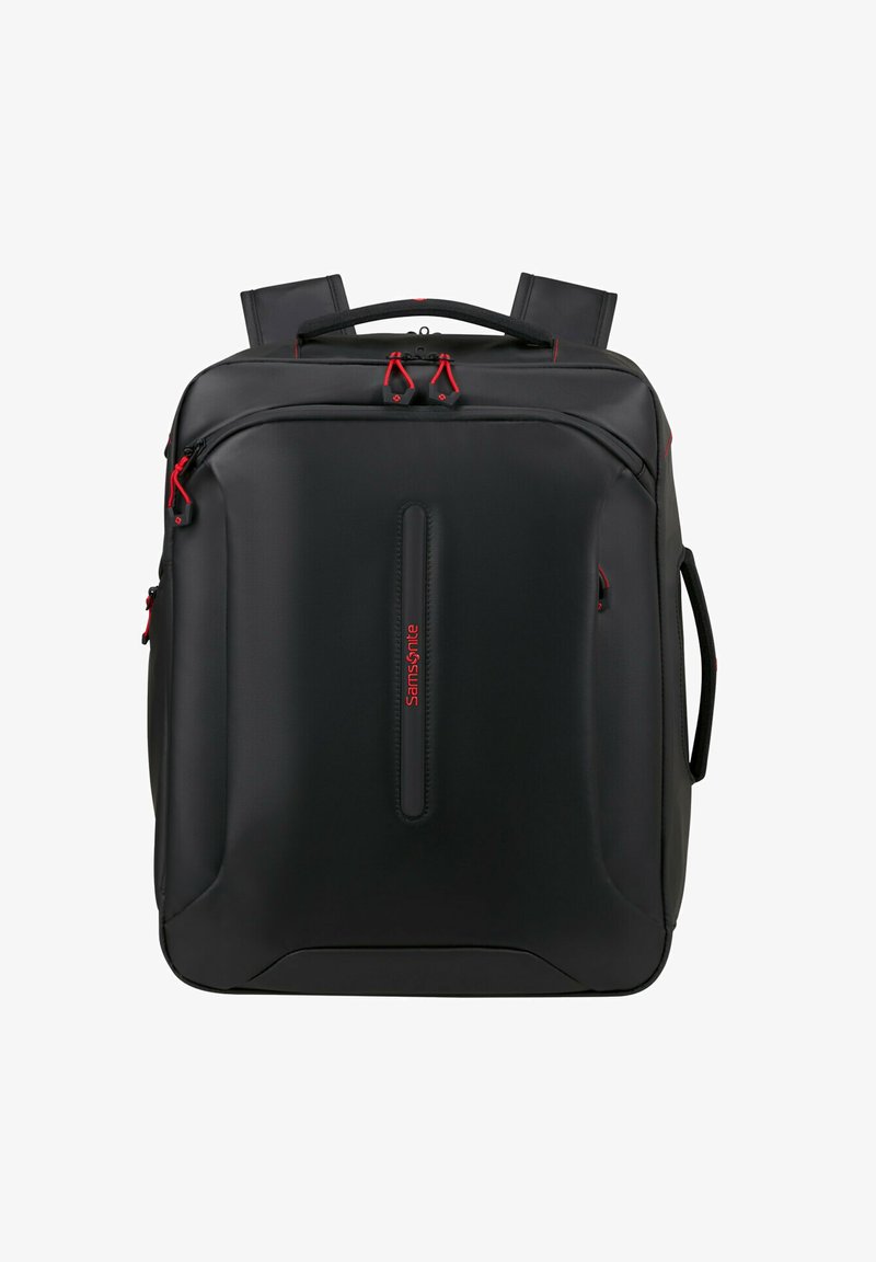 Mochila negra con una superficie lisa y texturizada, que cuenta con acentos de cremallera rojos, correas ajustables y un asa en la parte superior para opciones de transporte versátiles.