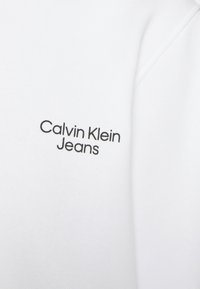 Calvin Klein Jeans FLOWER LOGO RELAXED CREW NECK - Sweatshirt - bright white