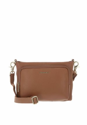 Sac bandoulière en cuir marron avec une finition texturée, une poche zippée à l'avant, une sangle ajustable et des accents de quincaillerie dorée.