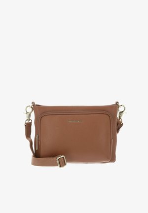 Sac bandoulière en cuir marron avec une finition texturée, une poche zippée à l'avant, une sangle ajustable et des accents de quincaillerie dorée.