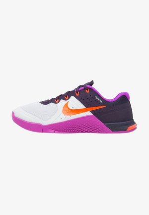 Chaussure de sport à profil bas avec avant en mesh blanc, dessus noir et violet, logo Nike orange vif et semelle violette avec section médiane texturée.