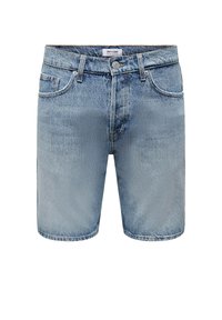 Shorts en denim bleu clair avec une coupe régulière, design à cinq poches, délavage, et une simple fermeture à bouton à la taille.