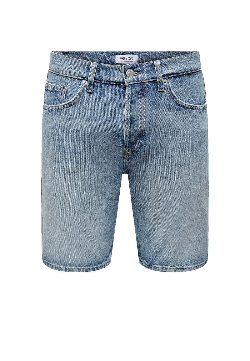 Shorts en denim bleu clair avec une coupe régulière, design à cinq poches, délavage, et une simple fermeture à bouton à la taille.