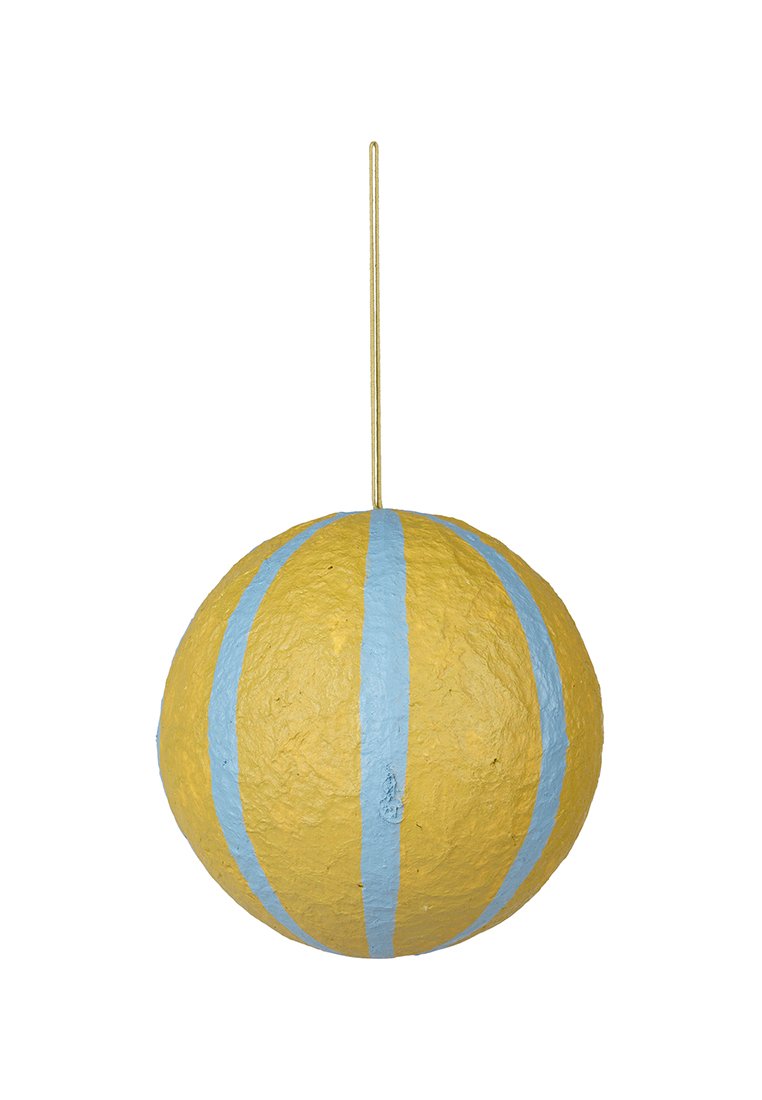 Decoración esférica colgante hecha de papel texturizado, con una superficie amarilla y dos franjas verticales de color azul claro. Incluye hilo dorado para colgar.