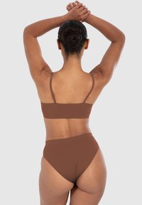 Bruin tweedelig zwemset met een gevormde bralette en hooggeknoopte onderkant; gemaakt van gladde stof met verstelbare banden.