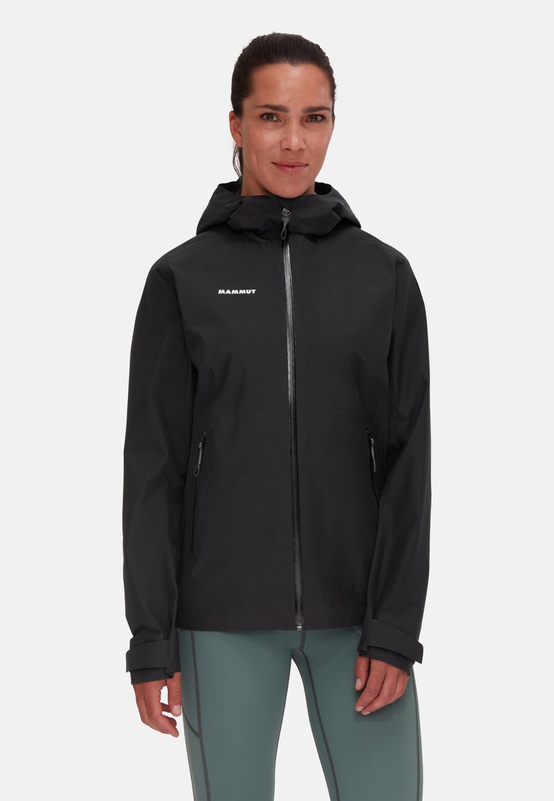 Schwarze wasserdichte Jacke mit durchgehendem Reißverschluss, verstellbarem Kapuze und mit Reißverschlüssen versehenen Taschen. Sie hat eine glatte Textur und ein elegantes Design.