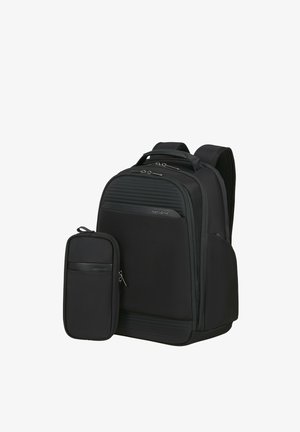 Zaino nero Samsonite e piccolo astuccio abbinato con cerniera, entrambi con spallacci imbottiti e più scomparti, mostrati su sfondo bianco.