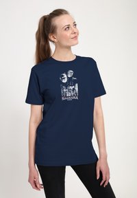 Marineblå bomulds T-shirt med grafisk print af figurer fra "Hellraiser", der udviser stærke kontraster og vintage-stil.