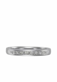 Silberner Bandring mit einer Reihe kleiner klarer Edelsteine, die auf einer polierten Oberfläche gesetzt sind. Glatte Textur mit minimalistischem Design.