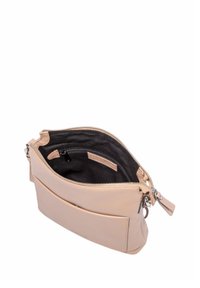 Borsa in pelle beige con chiusura a zip, dotata di un interno in tessuto nero e una tasca frontale. Texture liscia e forma curva.