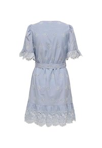 Ljust blå klänning med korta puffärmar, broderade blommönster och bälte i midjan. Nederkanten har intrikata spetsdetaljer.